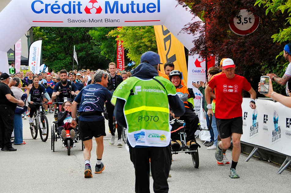 Coureurs et joëlettes au départ du Marathon du Clair de Lune